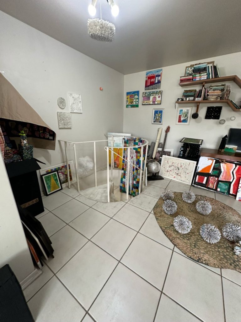 APARTAMENTO DUPLEX COM 2 DORMITÓRIOS, UMA VAGA DE GARAGEM, NO IDEAL