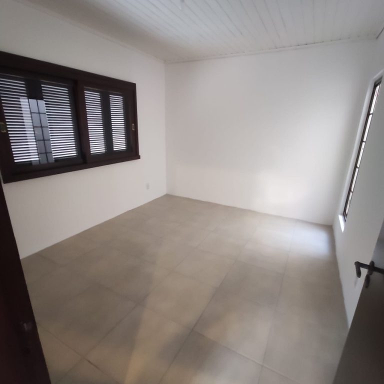 CASA COM 3 DORMITÓRIOS, SENDO UM SUÍTE, GARAGEM COBERTA, ESTÂNCIA VELHA