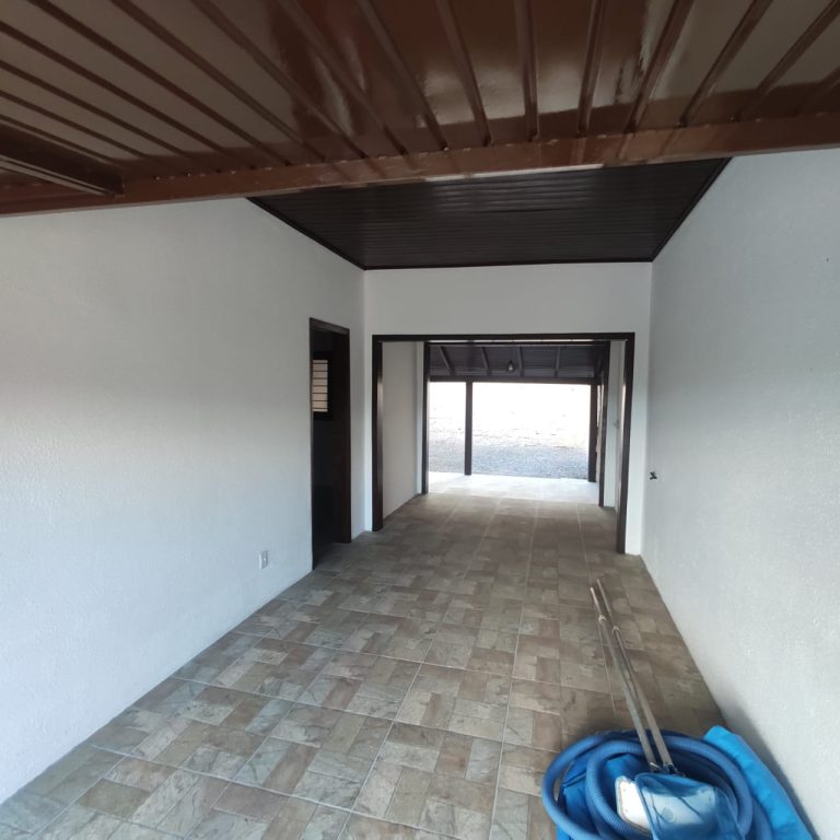 CASA COM 3 DORMITÓRIOS, SENDO UM SUÍTE, GARAGEM COBERTA, ESTÂNCIA VELHA