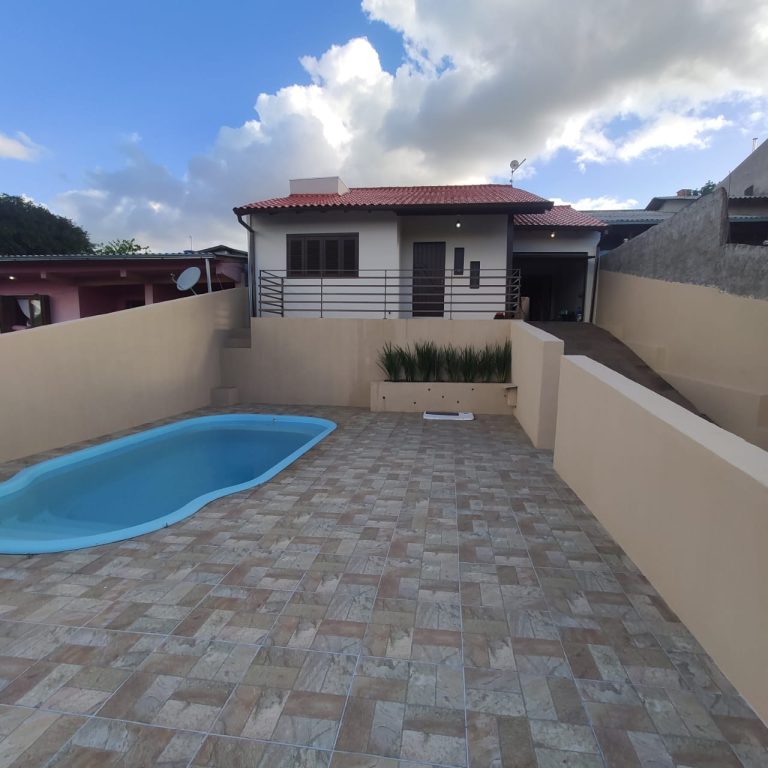 CASA COM 3 DORMITÓRIOS, SENDO UM SUÍTE, GARAGEM COBERTA, ESTÂNCIA VELHA