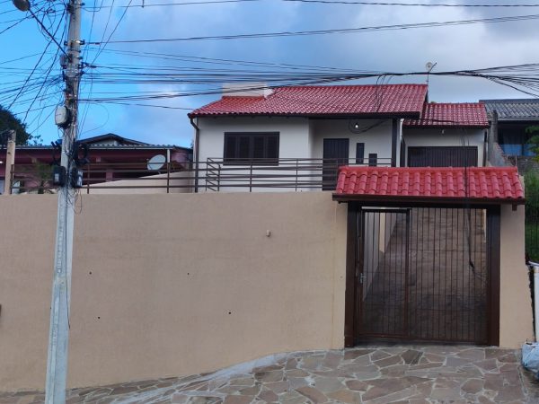 CASA COM 3 DORMITÓRIOS, SENDO UM SUÍTE, GARAGEM COBERTA, ESTÂNCIA VELHA