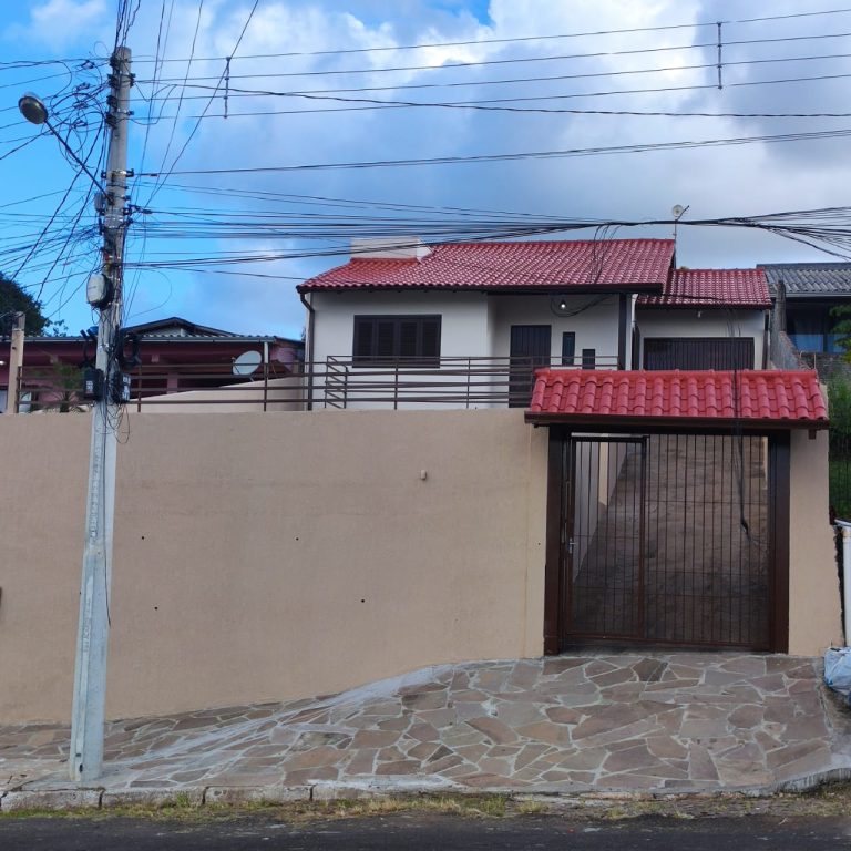 CASA COM 3 DORMITÓRIOS, SENDO UM SUÍTE, GARAGEM COBERTA, ESTÂNCIA VELHA