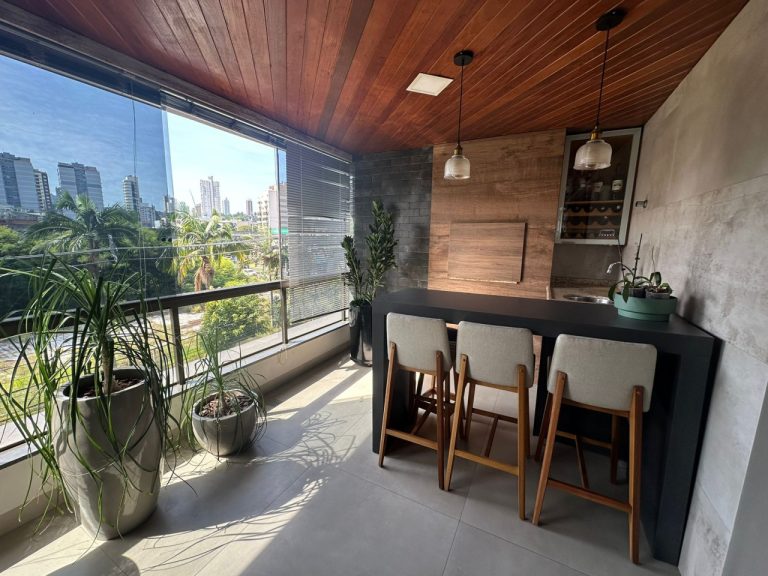 APARTAMENTO COM 3 DORMITÓRIOS, SENDO UM SUÍTE MÁSTER, DUAS VAGAS DE GARAGEM, NO RIO BRANCO