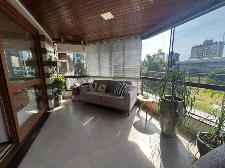 APARTAMENTO COM 3 DORMITÓRIOS, SENDO UM SUÍTE MÁSTER, DUAS VAGAS DE GARAGEM, NO RIO BRANCO
