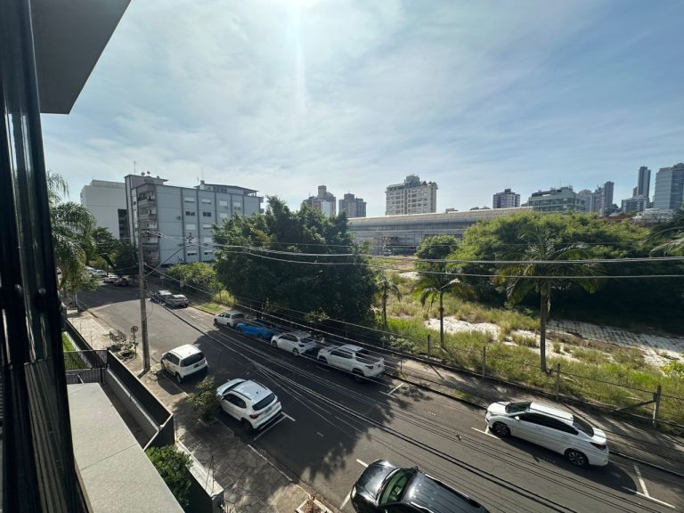 APARTAMENTO COM 3 DORMITÓRIOS, SENDO UM SUÍTE MÁSTER, DUAS VAGAS DE GARAGEM, NO RIO BRANCO