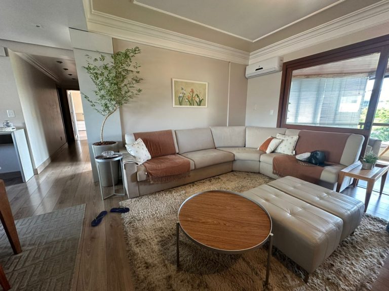 APARTAMENTO COM 3 DORMITÓRIOS, SENDO UM SUÍTE MÁSTER, DUAS VAGAS DE GARAGEM, NO RIO BRANCO
