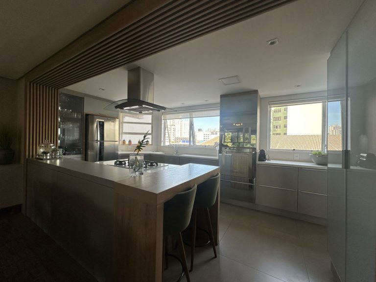 APARTAMENTO COM 3 DORMITÓRIOS, SENDO UM SUÍTE MÁSTER, DUAS VAGAS DE GARAGEM, NO RIO BRANCO