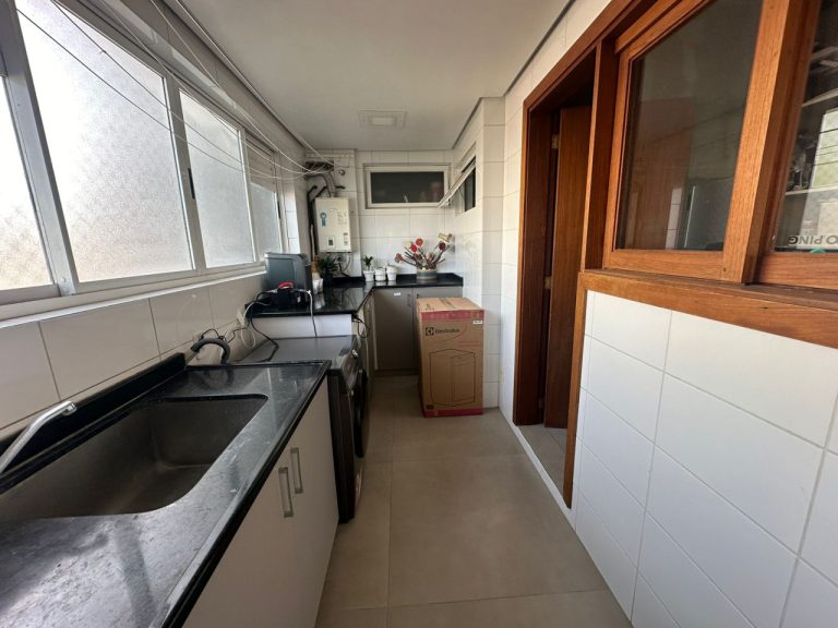 APARTAMENTO COM 3 DORMITÓRIOS, SENDO UM SUÍTE MÁSTER, DUAS VAGAS DE GARAGEM, NO RIO BRANCO