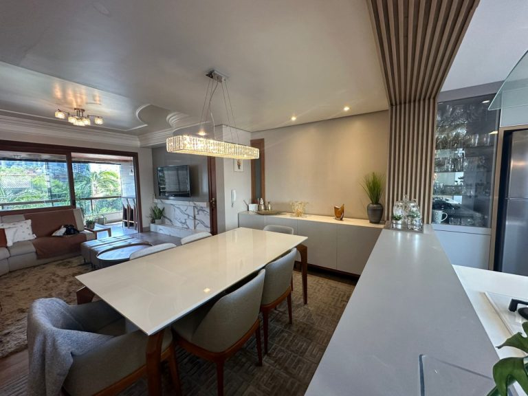 APARTAMENTO COM 3 DORMITÓRIOS, SENDO UM SUÍTE MÁSTER, DUAS VAGAS DE GARAGEM, NO RIO BRANCO