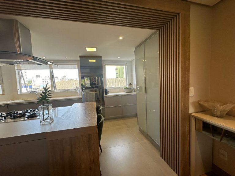 APARTAMENTO COM 3 DORMITÓRIOS, SENDO UM SUÍTE MÁSTER, DUAS VAGAS DE GARAGEM, NO RIO BRANCO