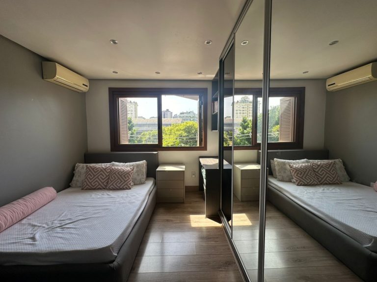 APARTAMENTO COM 3 DORMITÓRIOS, SENDO UM SUÍTE MÁSTER, DUAS VAGAS DE GARAGEM, NO RIO BRANCO