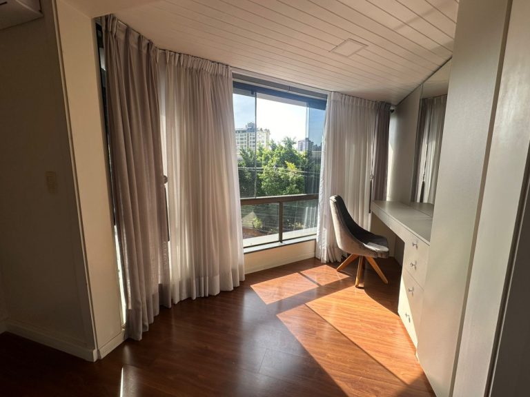 APARTAMENTO COM 3 DORMITÓRIOS, SENDO UM SUÍTE MÁSTER, DUAS VAGAS DE GARAGEM, NO RIO BRANCO
