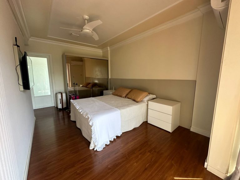 APARTAMENTO COM 3 DORMITÓRIOS, SENDO UM SUÍTE MÁSTER, DUAS VAGAS DE GARAGEM, NO RIO BRANCO