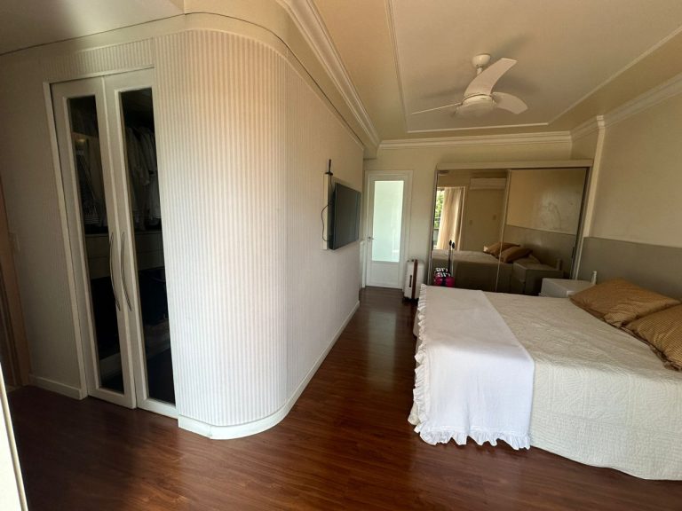 APARTAMENTO COM 3 DORMITÓRIOS, SENDO UM SUÍTE MÁSTER, DUAS VAGAS DE GARAGEM, NO RIO BRANCO