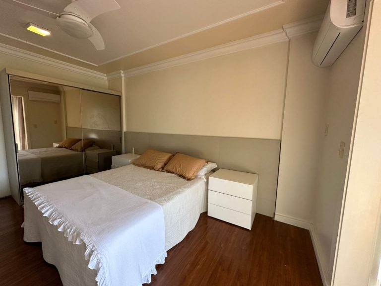 APARTAMENTO COM 3 DORMITÓRIOS, SENDO UM SUÍTE MÁSTER, DUAS VAGAS DE GARAGEM, NO RIO BRANCO