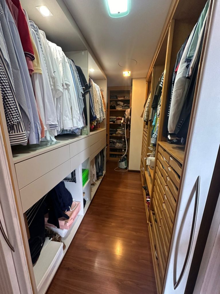 APARTAMENTO COM 3 DORMITÓRIOS, SENDO UM SUÍTE MÁSTER, DUAS VAGAS DE GARAGEM, NO RIO BRANCO