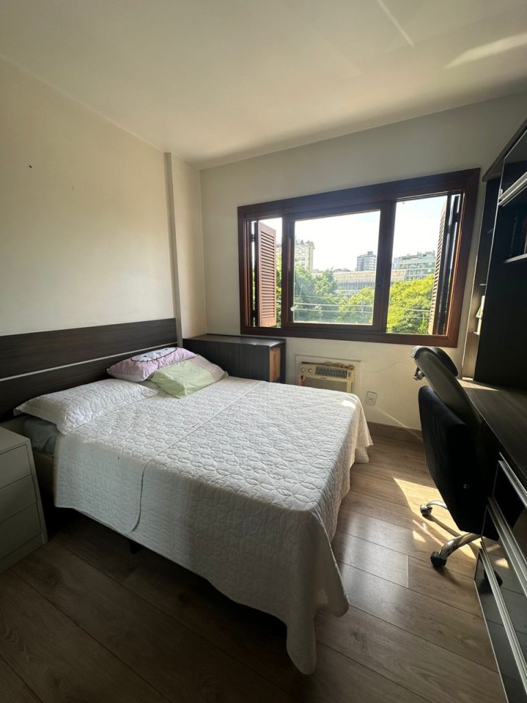 APARTAMENTO COM 3 DORMITÓRIOS, SENDO UM SUÍTE MÁSTER, DUAS VAGAS DE GARAGEM, NO RIO BRANCO