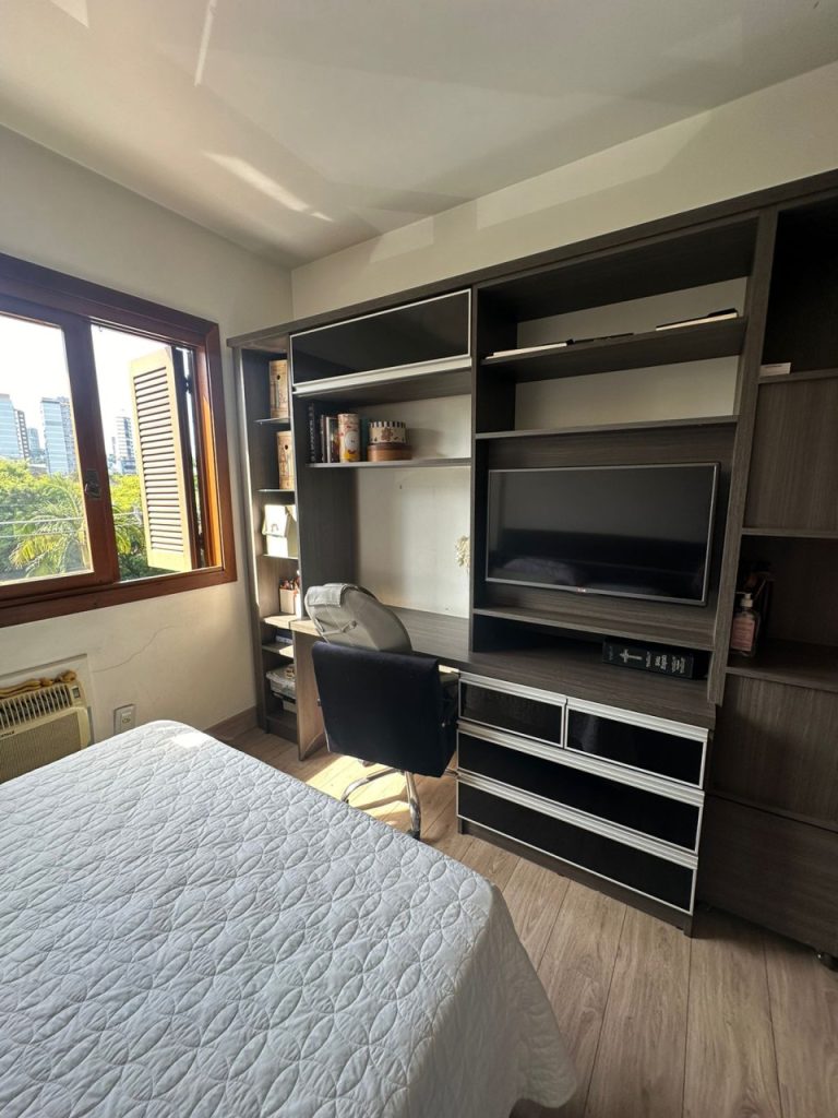 APARTAMENTO COM 3 DORMITÓRIOS, SENDO UM SUÍTE MÁSTER, DUAS VAGAS DE GARAGEM, NO RIO BRANCO