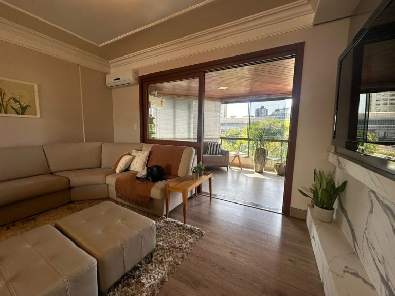 APARTAMENTO COM 3 DORMITÓRIOS, SENDO UM SUÍTE MÁSTER, DUAS VAGAS DE GARAGEM, NO RIO BRANCO