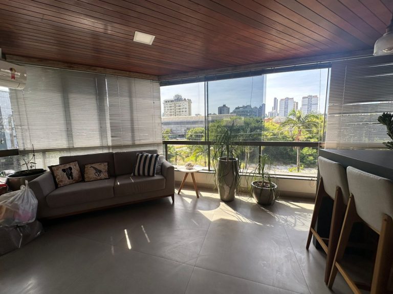 APARTAMENTO COM 3 DORMITÓRIOS, SENDO UM SUÍTE MÁSTER, DUAS VAGAS DE GARAGEM, NO RIO BRANCO