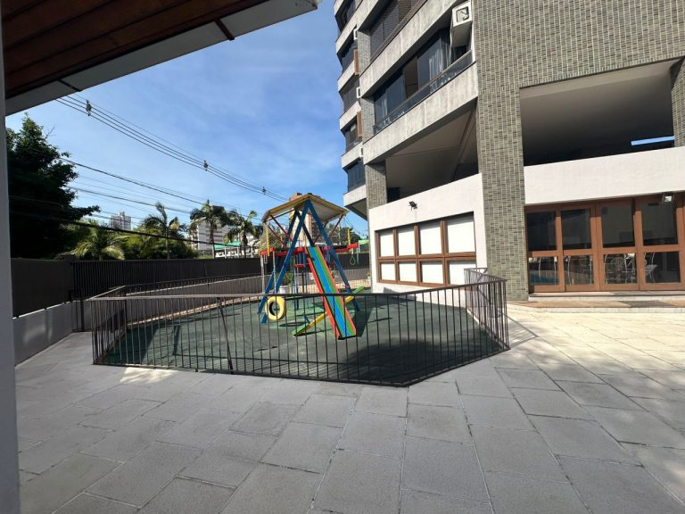 APARTAMENTO COM 3 DORMITÓRIOS, SENDO UM SUÍTE MÁSTER, DUAS VAGAS DE GARAGEM, NO RIO BRANCO