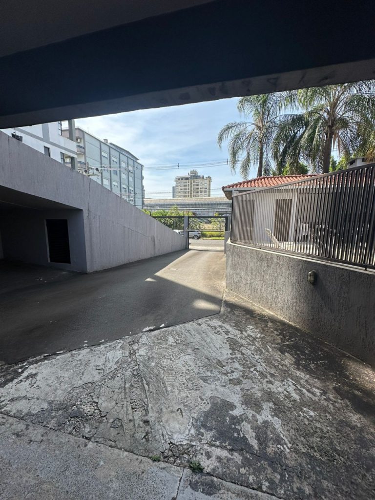 APARTAMENTO COM 3 DORMITÓRIOS, SENDO UM SUÍTE MÁSTER, DUAS VAGAS DE GARAGEM, NO RIO BRANCO