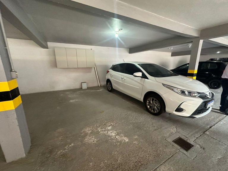 APARTAMENTO COM 3 DORMITÓRIOS, SENDO UM SUÍTE MÁSTER, DUAS VAGAS DE GARAGEM, NO RIO BRANCO