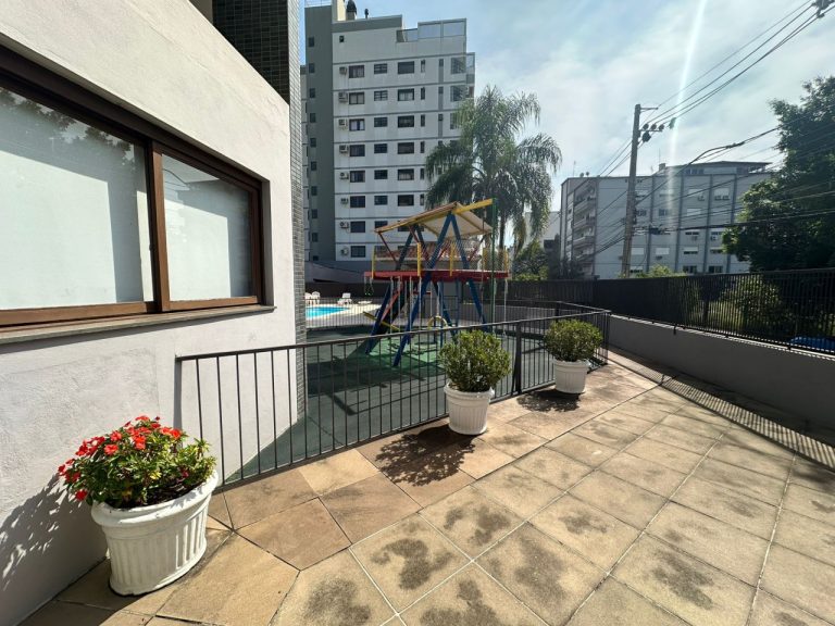 APARTAMENTO COM 3 DORMITÓRIOS, SENDO UM SUÍTE MÁSTER, DUAS VAGAS DE GARAGEM, NO RIO BRANCO