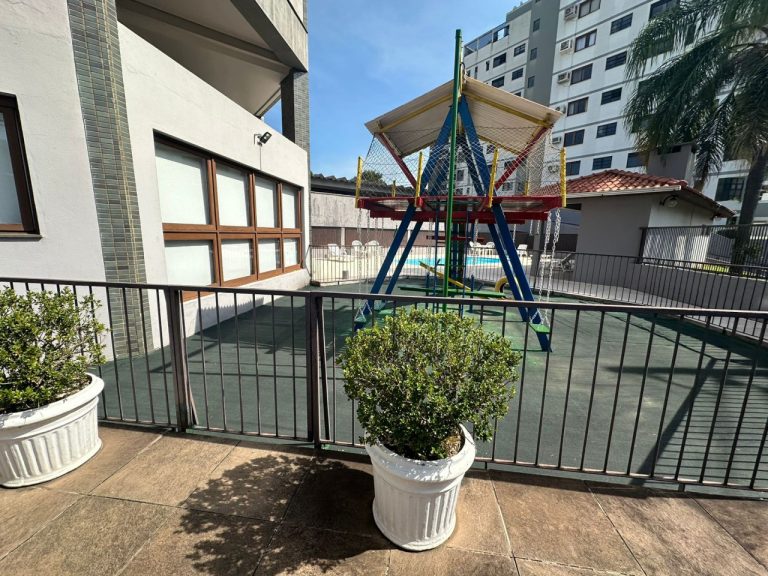 APARTAMENTO COM 3 DORMITÓRIOS, SENDO UM SUÍTE MÁSTER, DUAS VAGAS DE GARAGEM, NO RIO BRANCO
