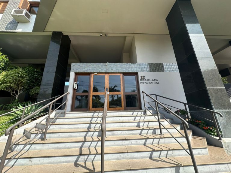 APARTAMENTO COM 3 DORMITÓRIOS, SENDO UM SUÍTE MÁSTER, DUAS VAGAS DE GARAGEM, NO RIO BRANCO