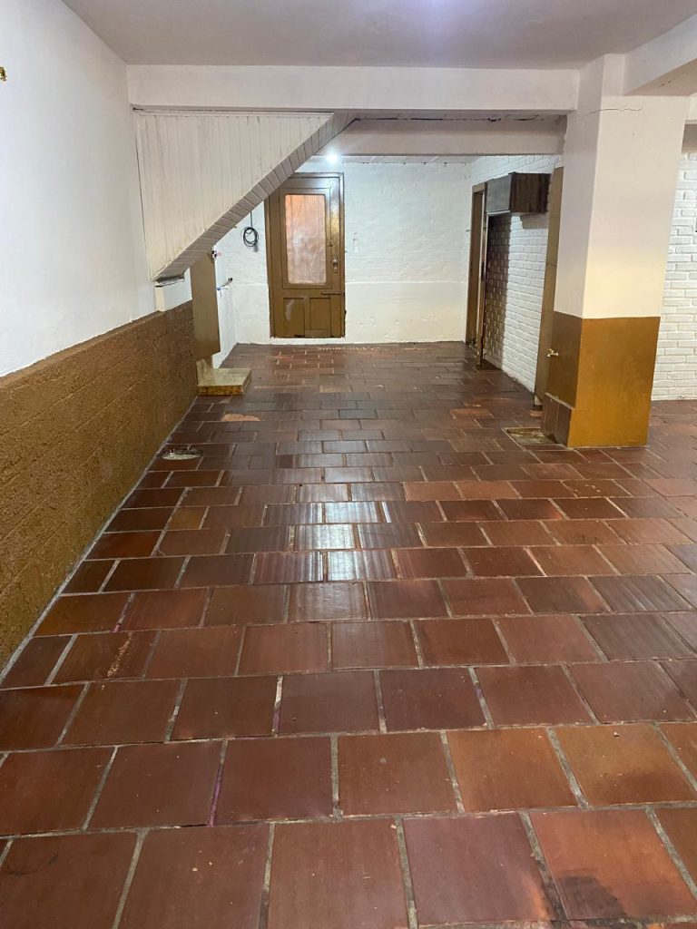 CASA COM 6 DORMITÓRIOS, GARAGEM PARA SEIS CARROS, NO RIO BRANCO