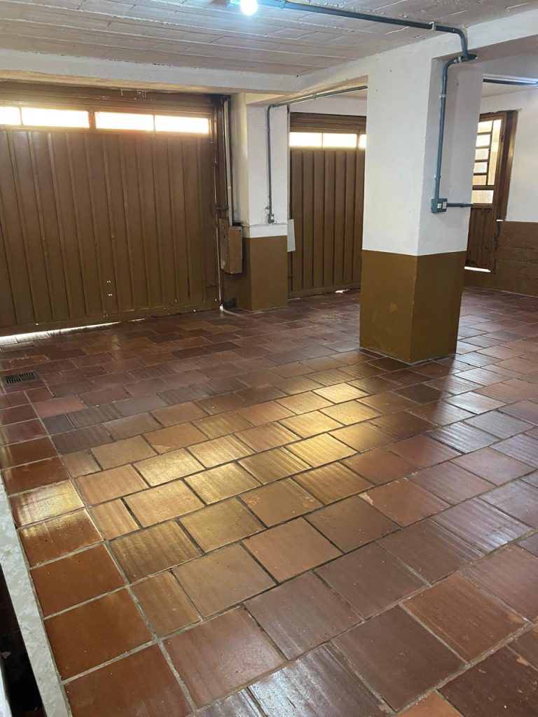 CASA COM 6 DORMITÓRIOS, GARAGEM PARA SEIS CARROS, NO RIO BRANCO