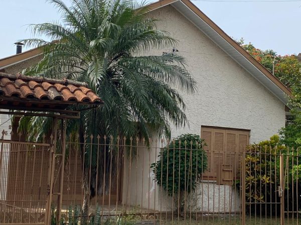 CASA COM 6 DORMITÓRIOS, GARAGEM PARA SEIS CARROS, NO RIO BRANCO
