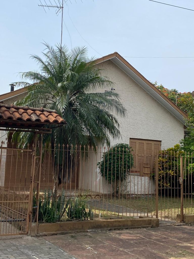 CASA COM 6 DORMITÓRIOS, GARAGEM PARA SEIS CARROS, NO RIO BRANCO