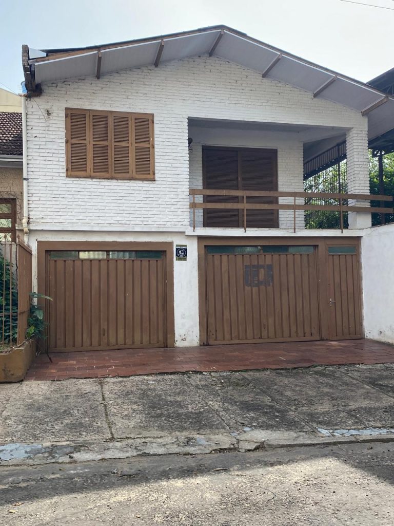 CASA COM 6 DORMITÓRIOS, GARAGEM PARA SEIS CARROS, NO RIO BRANCO
