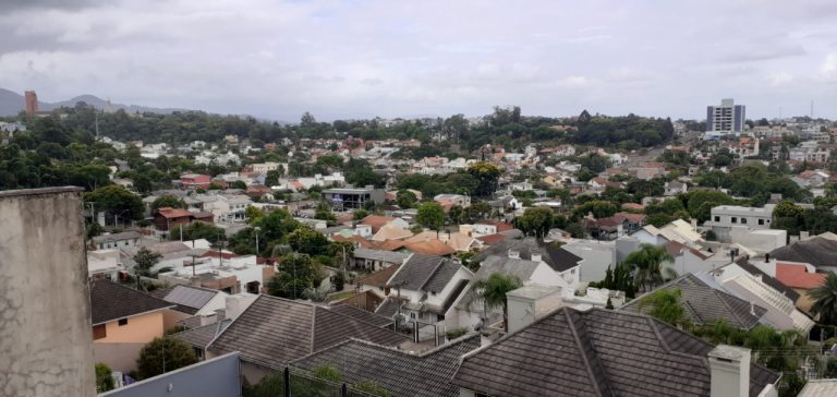 CASA COM 3 DORMITÓRIOS, SENDO UM SUÍTE, GARAGEM PARA 2 CARROS, NO JARDIM MAUÁ
