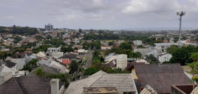 CASA COM 3 DORMITÓRIOS, SENDO UM SUÍTE, GARAGEM PARA 2 CARROS, NO JARDIM MAUÁ