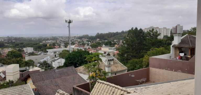 CASA COM 3 DORMITÓRIOS, SENDO UM SUÍTE, GARAGEM PARA 2 CARROS, NO JARDIM MAUÁ