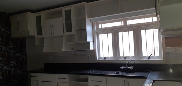 CASA COM 3 DORMITÓRIOS, SENDO UM SUÍTE, GARAGEM PARA 2 CARROS, NO JARDIM MAUÁ
