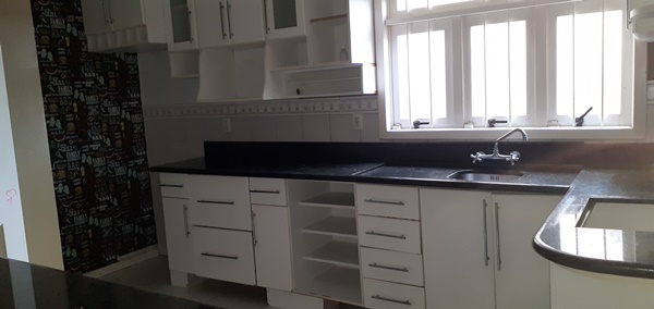 CASA COM 3 DORMITÓRIOS, SENDO UM SUÍTE, GARAGEM PARA 2 CARROS, NO JARDIM MAUÁ
