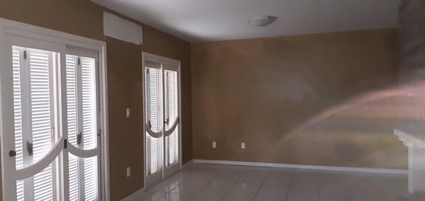 CASA COM 3 DORMITÓRIOS, SENDO UM SUÍTE, GARAGEM PARA 2 CARROS, NO JARDIM MAUÁ
