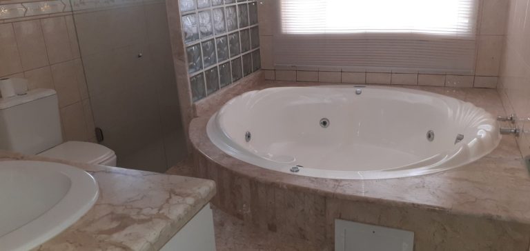CASA COM 3 DORMITÓRIOS, SENDO UM SUÍTE, GARAGEM PARA 2 CARROS, NO JARDIM MAUÁ