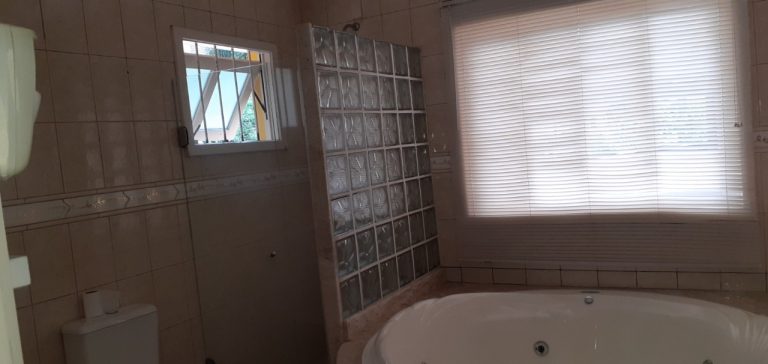 CASA COM 3 DORMITÓRIOS, SENDO UM SUÍTE, GARAGEM PARA 2 CARROS, NO JARDIM MAUÁ