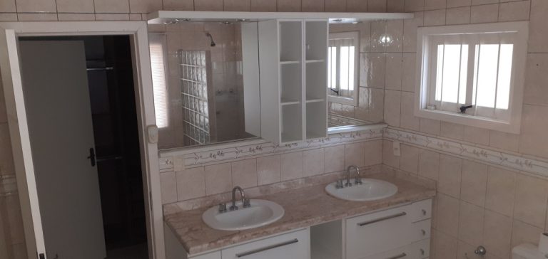 CASA COM 3 DORMITÓRIOS, SENDO UM SUÍTE, GARAGEM PARA 2 CARROS, NO JARDIM MAUÁ