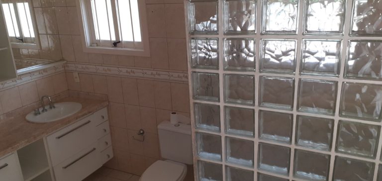 CASA COM 3 DORMITÓRIOS, SENDO UM SUÍTE, GARAGEM PARA 2 CARROS, NO JARDIM MAUÁ