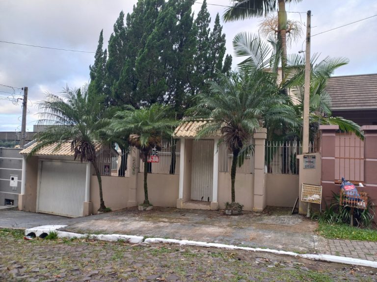 CASA COM 3 DORMITÓRIOS, SENDO UM SUÍTE, GARAGEM PARA 2 CARROS, NO JARDIM MAUÁ