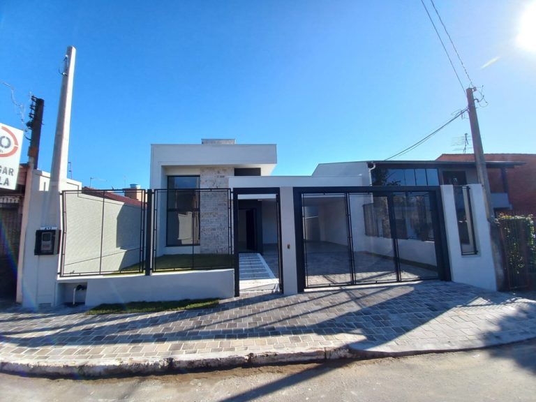 CASA PLANA COM 3 DORMITÓRIOS, SENDO UM SUÍTE, GARAGEM PARA DOIS CARROS, NO JARDIM MAUÁ