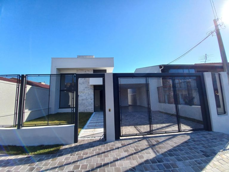 CASA PLANA COM 3 DORMITÓRIOS, SENDO UM SUÍTE, GARAGEM PARA DOIS CARROS, NO JARDIM MAUÁ