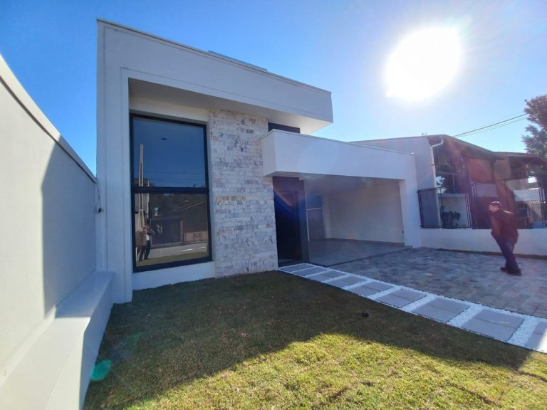 CASA PLANA COM 3 DORMITÓRIOS, SENDO UM SUÍTE, GARAGEM PARA DOIS CARROS, NO JARDIM MAUÁ