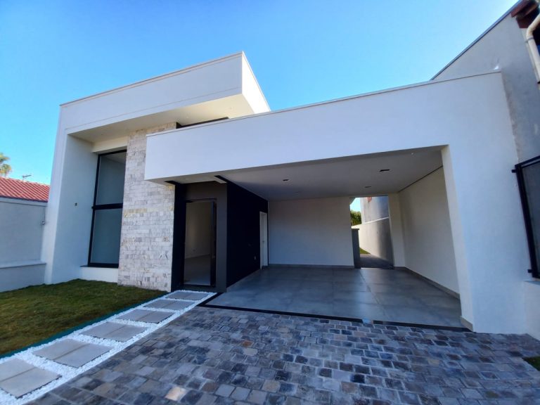 CASA PLANA COM 3 DORMITÓRIOS, SENDO UM SUÍTE, GARAGEM PARA DOIS CARROS, NO JARDIM MAUÁ